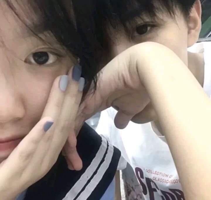 ins不露脸情侣头像:暧昧就像超市里的试吃 能给你也能