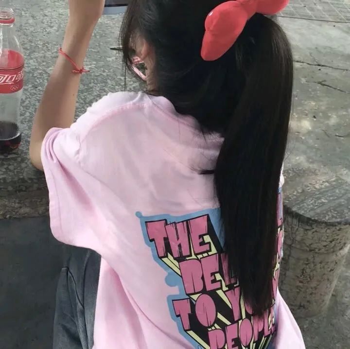 2020最新头像女不露脸,情侣头像一左一右成熟 不露脸闺蜜女生头像:听了好久的歌你突然就不听了