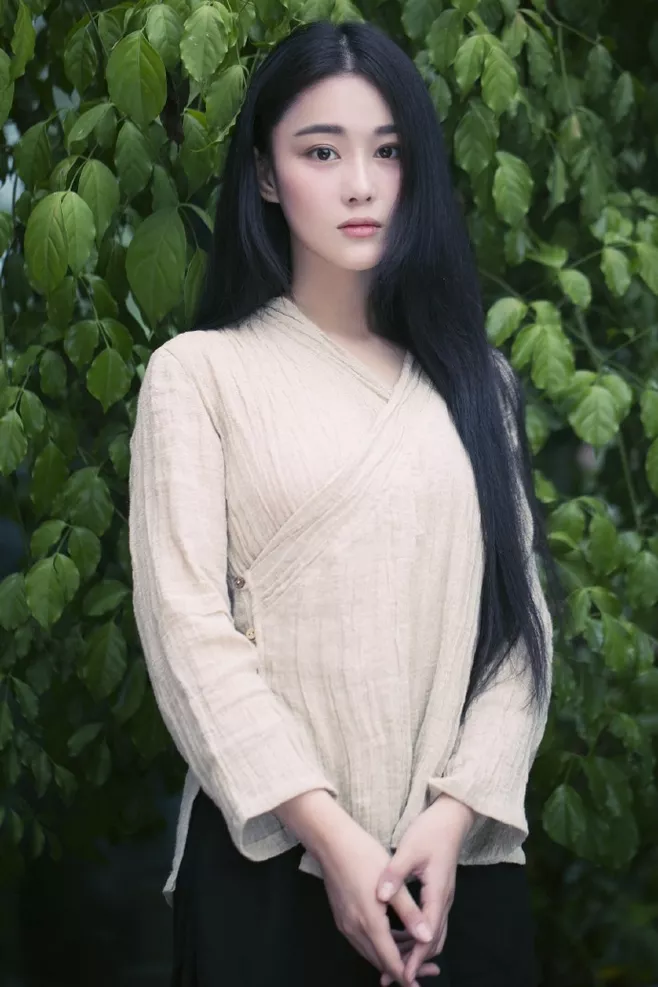 张馨予从女神长发到漫画短发,给自己头发染成小魔女,太好看了