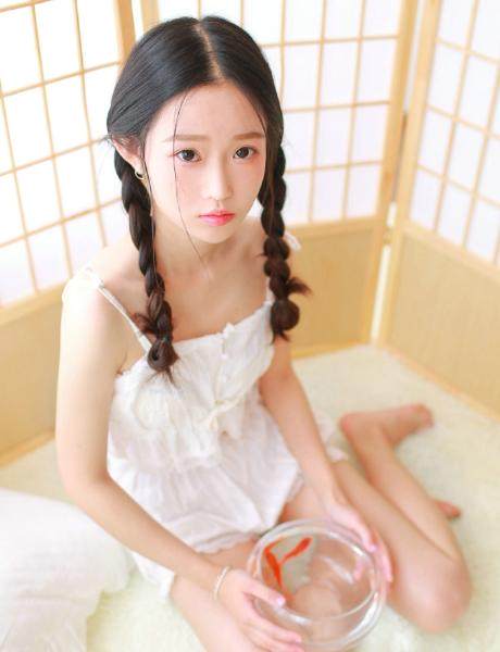 麻花辫少女,白嫩肌肤惹人怜,双眸灵动有神,美极了
