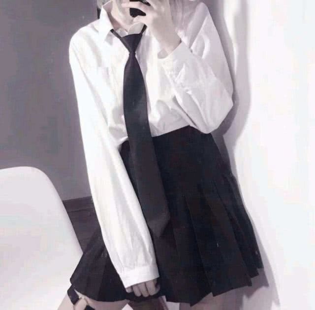微丧·不露脸·真人女生头像:我抱起一块石头,心里的孤独轻了许多