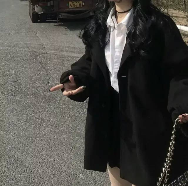 黑色系微信女生头像低谷期是我自己熬过来的女生头像