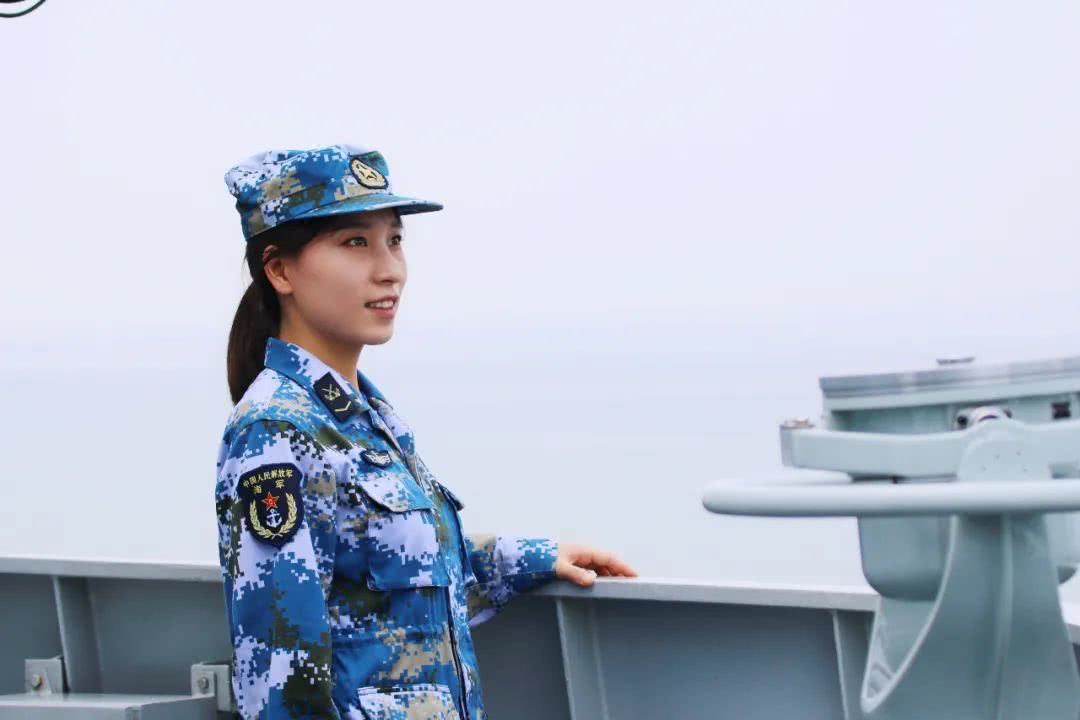 军装照vs便装照,海军女神天团帅炸了