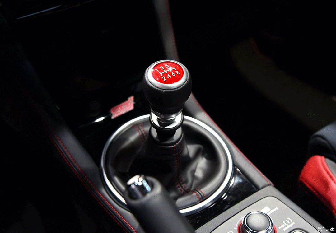 手动挡也骄傲 谁说月薪几千不配玩手动挡性能车 看点快报