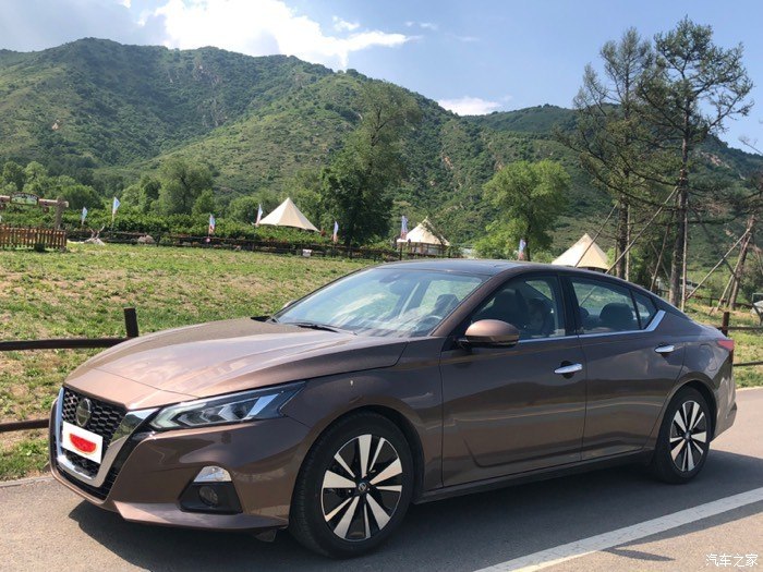 依旧温暖 依旧甜蜜 开着天籁带着闺蜜去公园 记录周末好时光 天天要闻