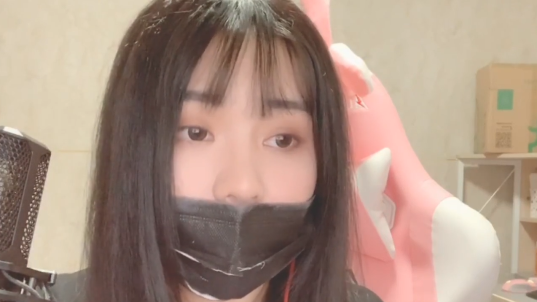 一条小团团直播自证身材,嘟嘴婴儿肥简直不要太可爱,背后原因令人佩服