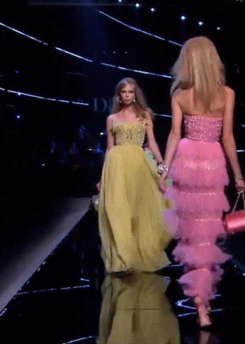 她台步不输一步310万的吉娘娘,金发碧眼芭比颜,却专拍