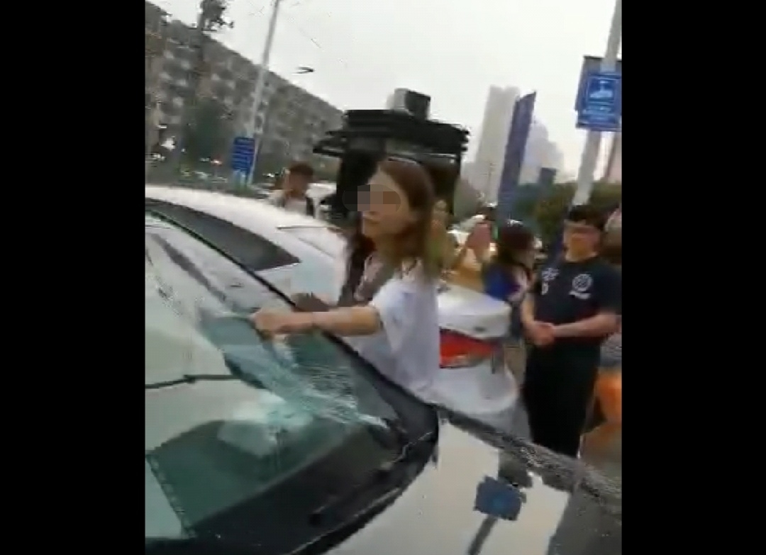 淮北女子街头怒砸自家奔驰车,奔驰女司机是现实版