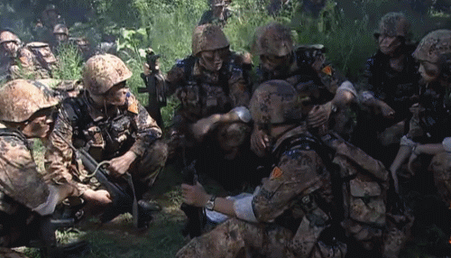 全军陆续配发,图案越来越细腻的迷彩让解放军