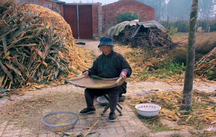 没有退休工资的农村老人,他们过着什么生活?看完你就知道了