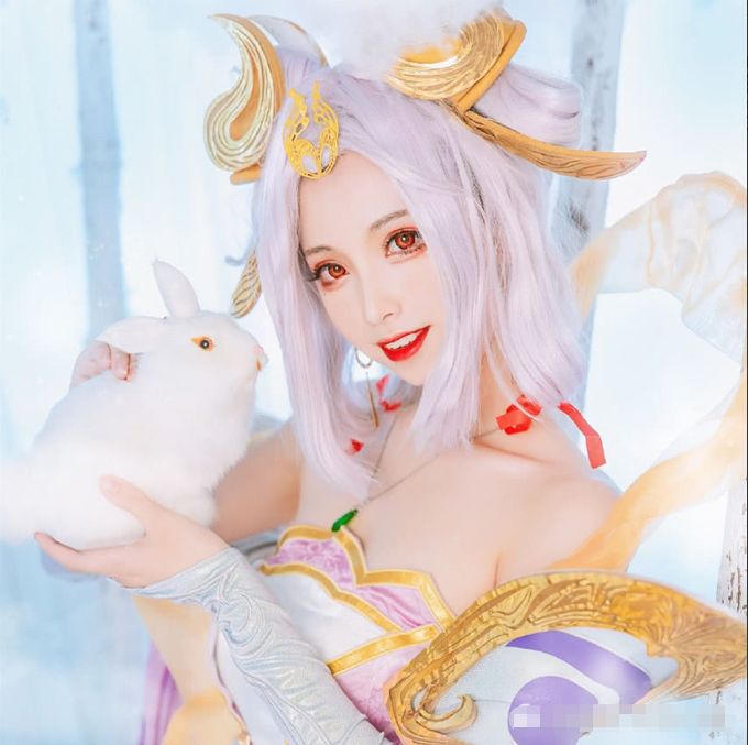 王者荣耀女生cos,cos王者荣耀大乔去掉 小姐姐cos王者荣耀嫦娥,锁骨直角肩太精致,看到大长腿