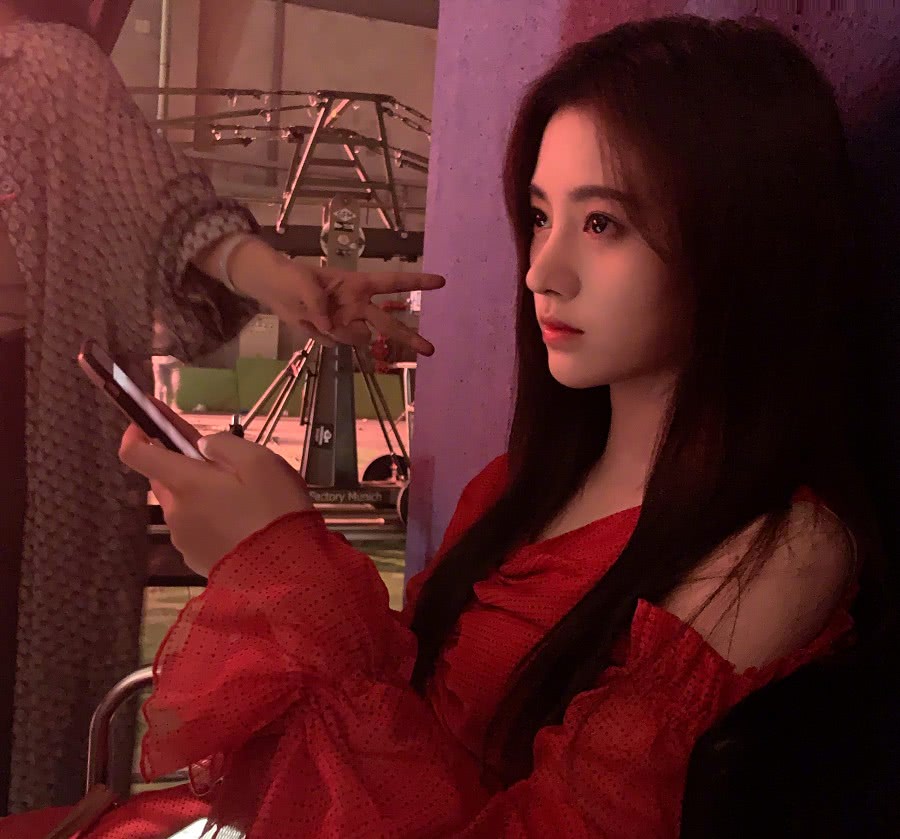 鞠婧祎穿红衣可真好看,当她闭上双眼的那刻,网友:心动