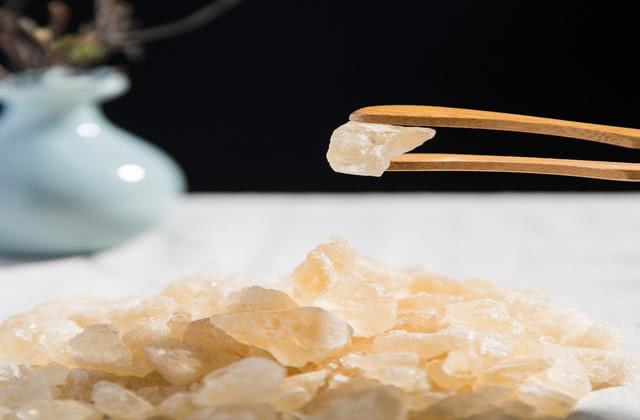 白色冰糖和黄色冰糖区别大 哪种更纯更健康 看完以后别乱买了 看点快报