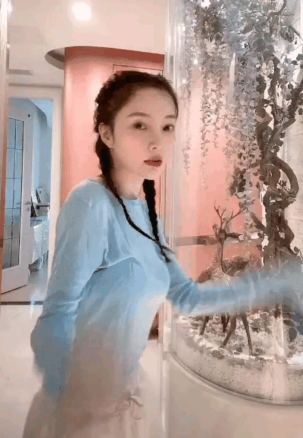 身穿蓝色短款上衣,大秀马甲线.上围与下围形成完美