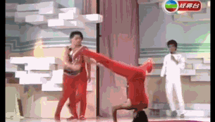 梁朝伟头顶地,华仔从上面翻跟头过去.