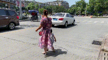 什邡这群用生命横穿马路的行人,你上头条了!