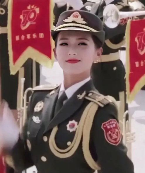 最美女兵撞脸刘涛爆红网络,身穿军装英姿飒爽,这才是该崇拜的人