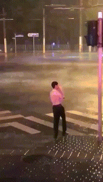 搞笑gif趣图:神级挖耳,大爷这表情,假牙都快掉了