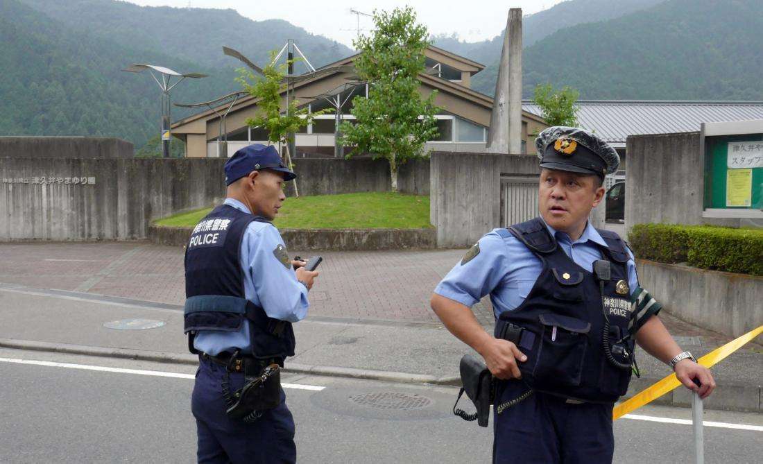 日本警察对山口组突击检查 对峙30分钟未能进入大楼 原因很现实 看点快报