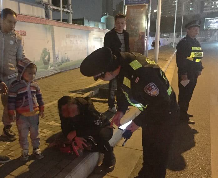 阳台惊现篮球大马蜂窝 别怕 警察来帮你 看点快报