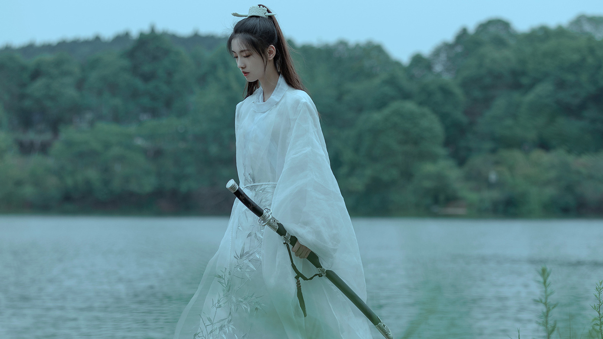 古风执剑美女英姿飒爽写真