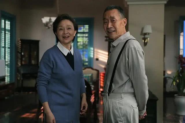 刘莉莉出演《篱笆女人和狗》得到认知度后,很快和家人去了美国,并且