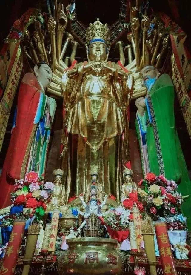 高达17米的观音铜像,挺身而立,直达阁之上层,这是五台山最高大的佛像