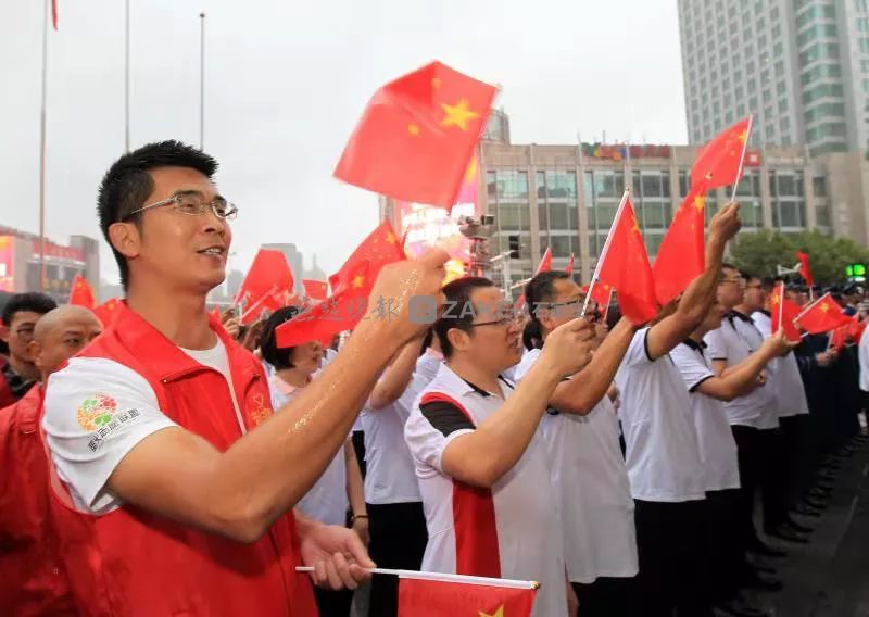 升国旗唱国歌!数百人雨中高唱《歌唱祖国》!
