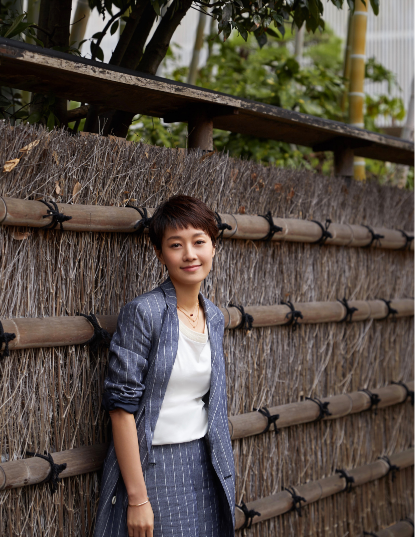 马伊琍换新发型!一刀切渐变绿发色颠覆想象,配丝绒套装太酷了