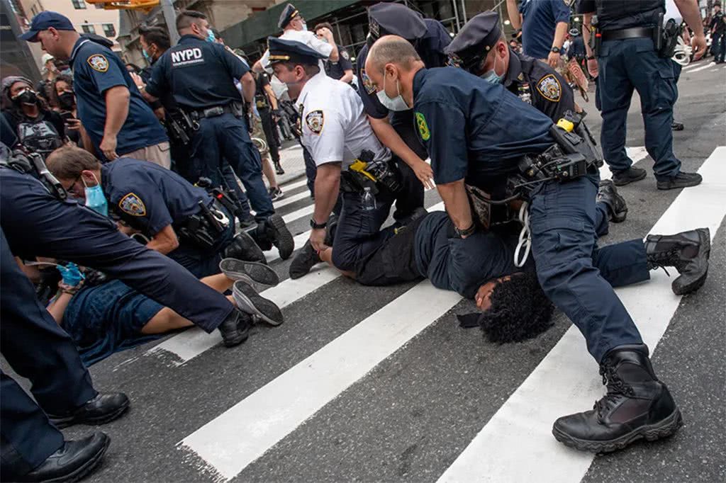 反警察的愤怒点燃了美国 看点快报