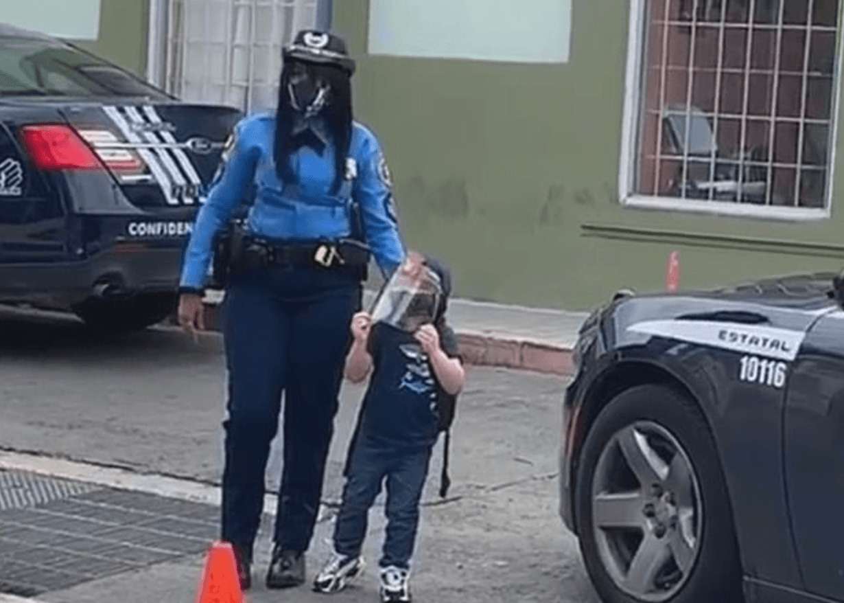 溫馨一幕 波多黎各警察殉職後 同事們送他第一天上學的兒子報到 天天要聞