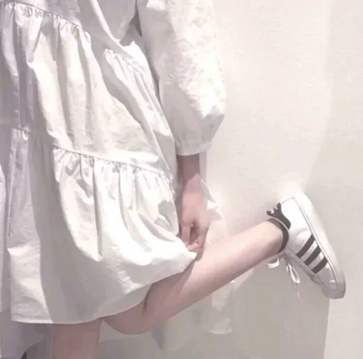 不露脸女生头像:我也不想一大清早就这么丧的,可是眼泪它抑制不住