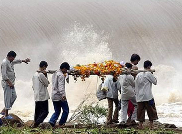 男子突然身亡没检测就火化 警察冲进火葬场抢下半焦遗体 看点快报