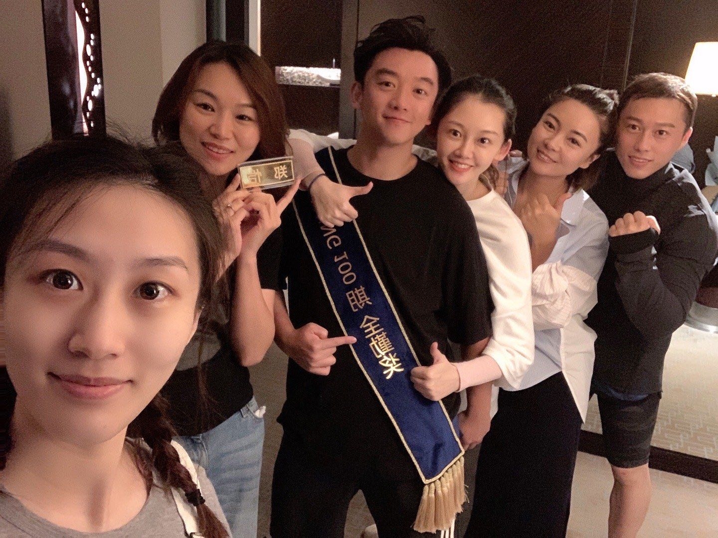 苗苗挺孕肚陪郑恺工作,搂着老公拍照留念,深夜撒糖超恩爱