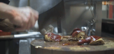 档口外却早已排起