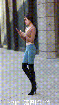 搞笑gif段子:不错鞋子挺好看,就是不太合脚