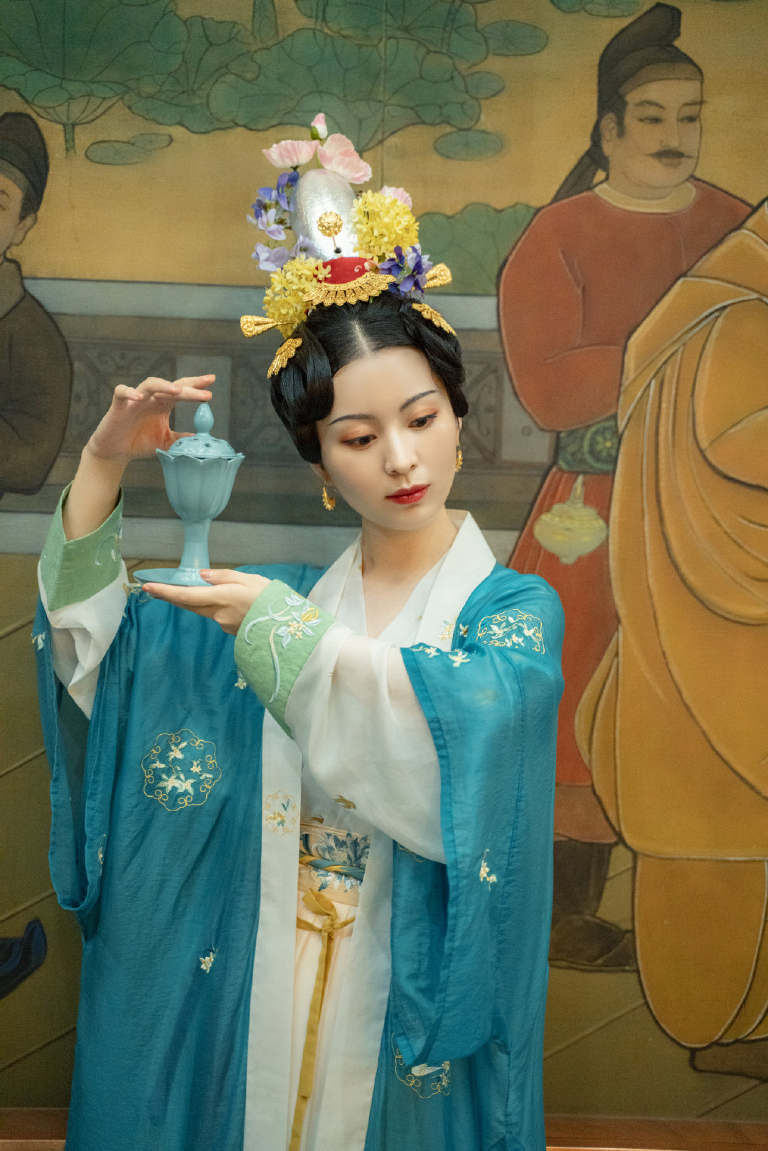 宋制汉服也可以很华丽,配色张扬又个性,穿上就是大宋最时尚的崽