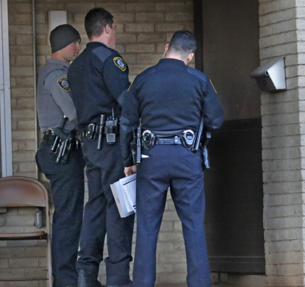 美国一妻子40年后 fbi敲门时才发现丈夫的真实身份 连名字都是假的 看点快报