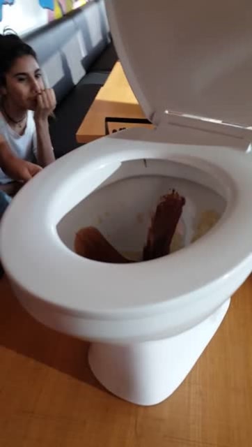 美食视频恶搞马桶，