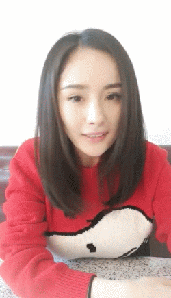 杨幂公益直播被网友骂丑,胸大的都摊在桌子上了!