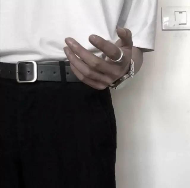 优质不露脸部位男生头像:不要把秘密告诉风,风会吹过整片森林