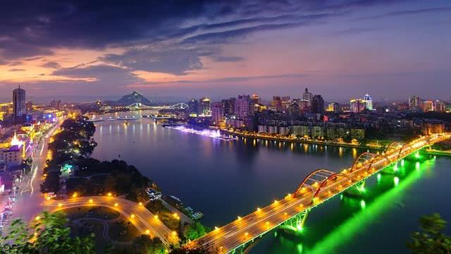 百里柳江旅游景区白天是安静的,在柳州城中蜿蜒而过,而夜景更为迷人