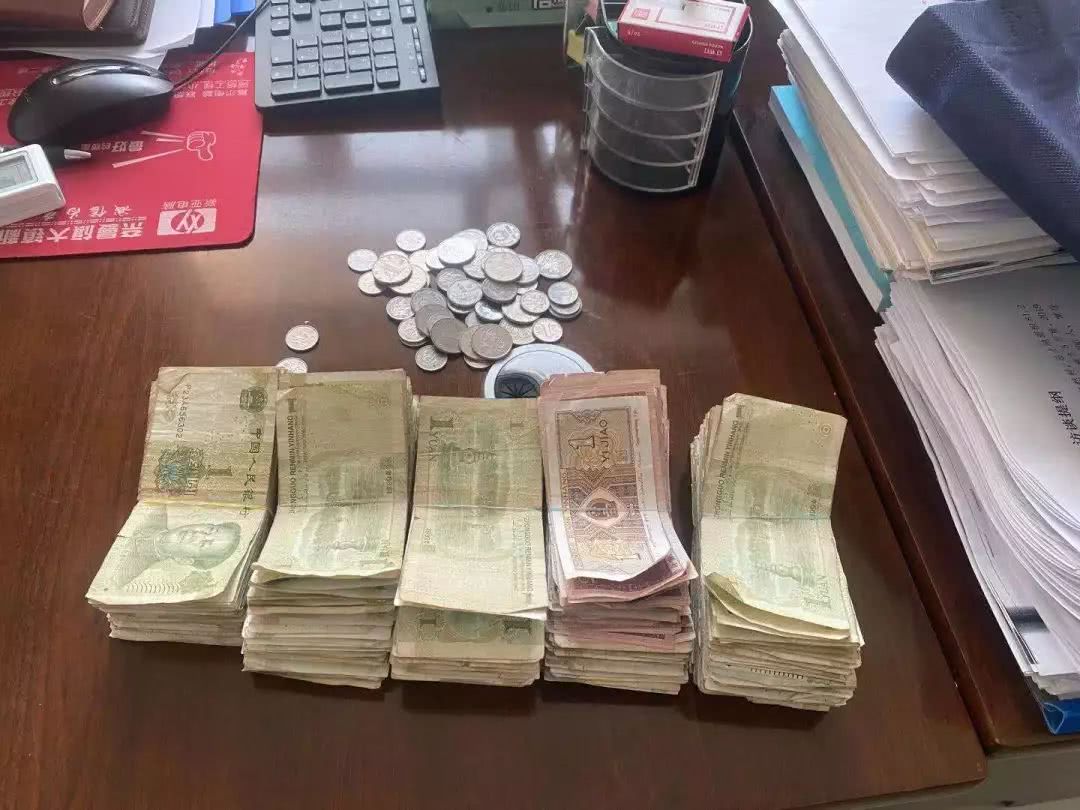 一堆零钱凝结七旬老人抗