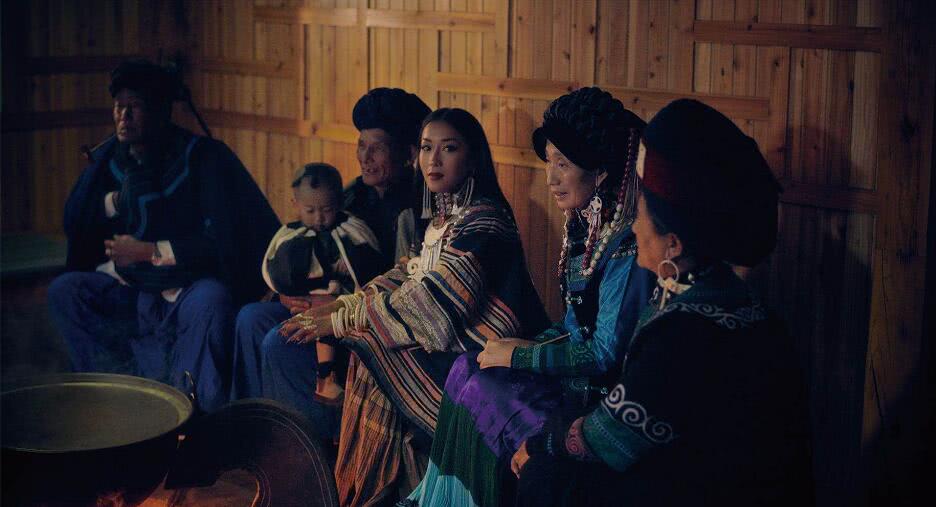 吉克隽逸彝族大片!身穿彝族盛装在家乡山水中更显得灵动美丽