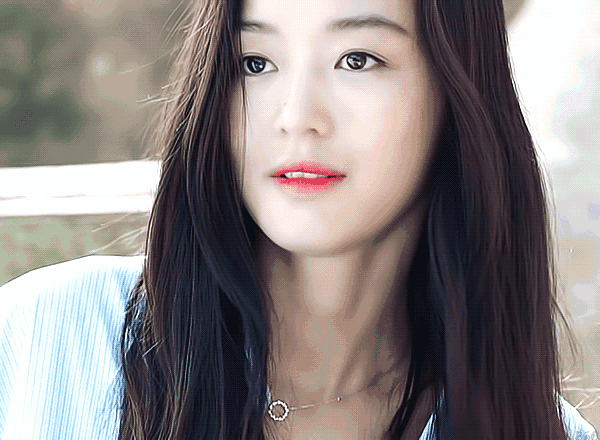 眉毛的形状清晰有棱有角 这种女性大气有魄力 思想成熟,必能有所成就