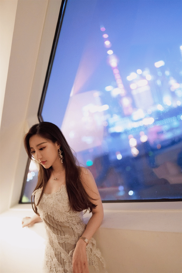 爱情公寓:还记得子乔前女友米娅吗?如今穿上蕾丝透视裙,女神范十足!
