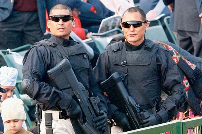 普京保镖团训练 满配ak 103步枪在手 45发加长弹匣火力太凶猛 看点快报