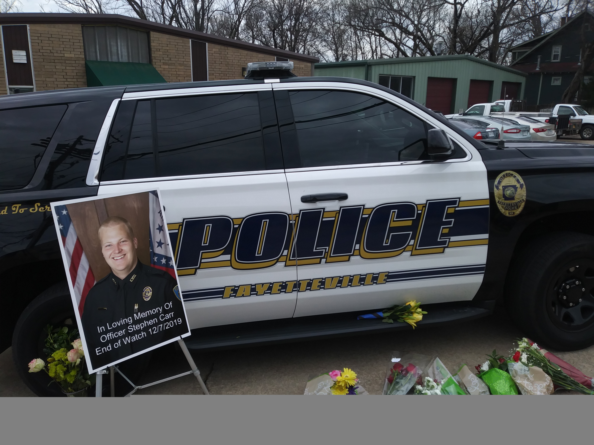 美国一警员警局外遭伏击 处决 警方增援后击毙枪手 看点快报