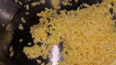 中华小当家里的黄金蛋炒饭,做出来真的金光闪闪粒粒分明