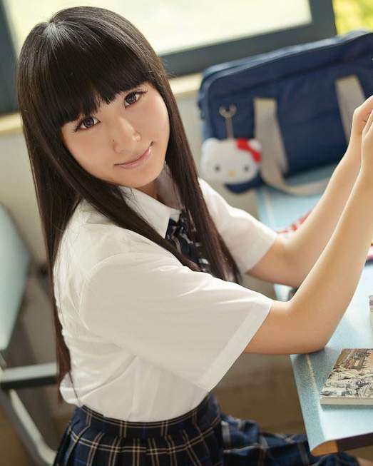 穿着制服短裙的美女学生,可爱的脸蛋,甜美的笑容